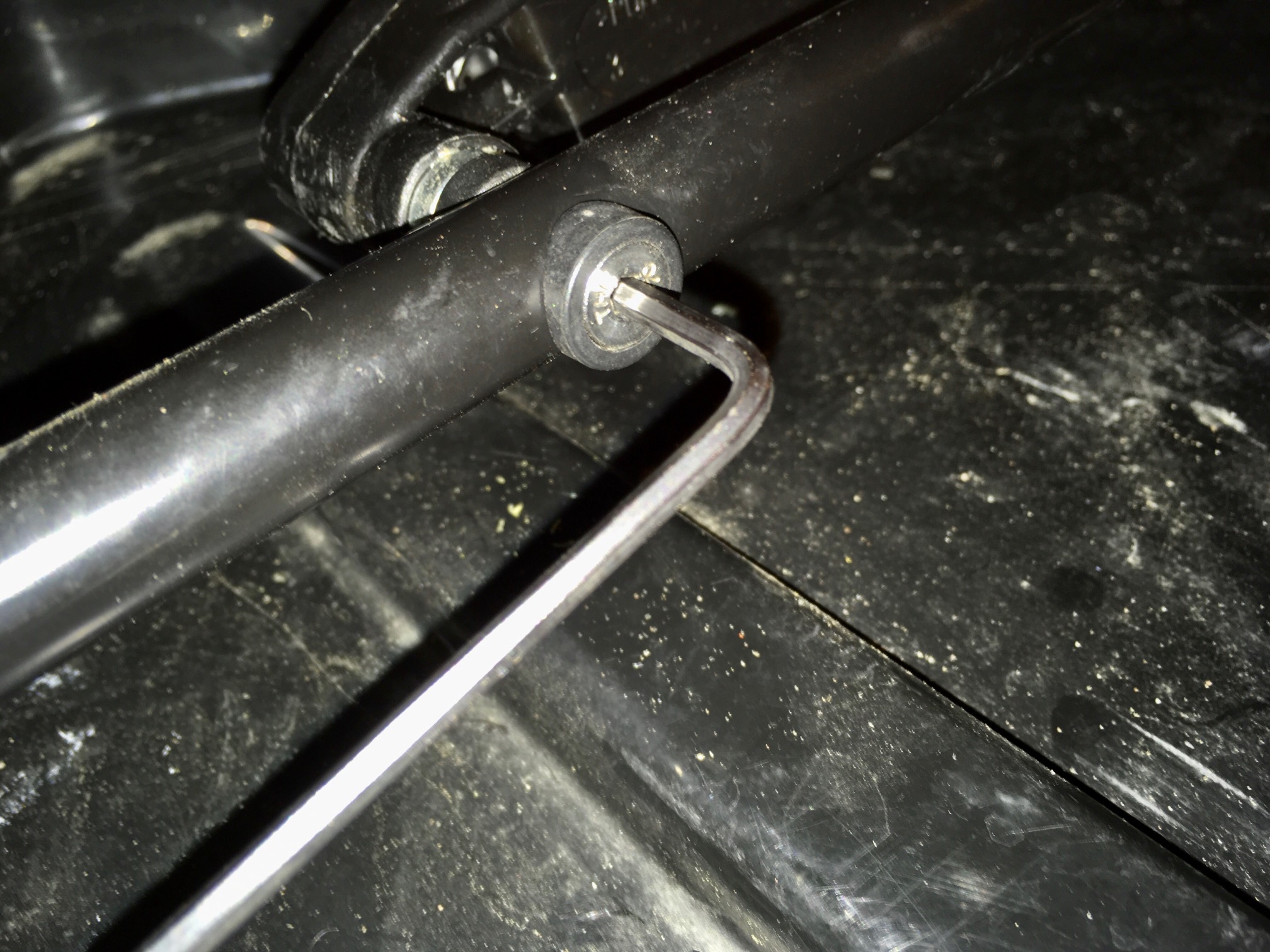 thule-rocketbox-remomve-hex-bolt